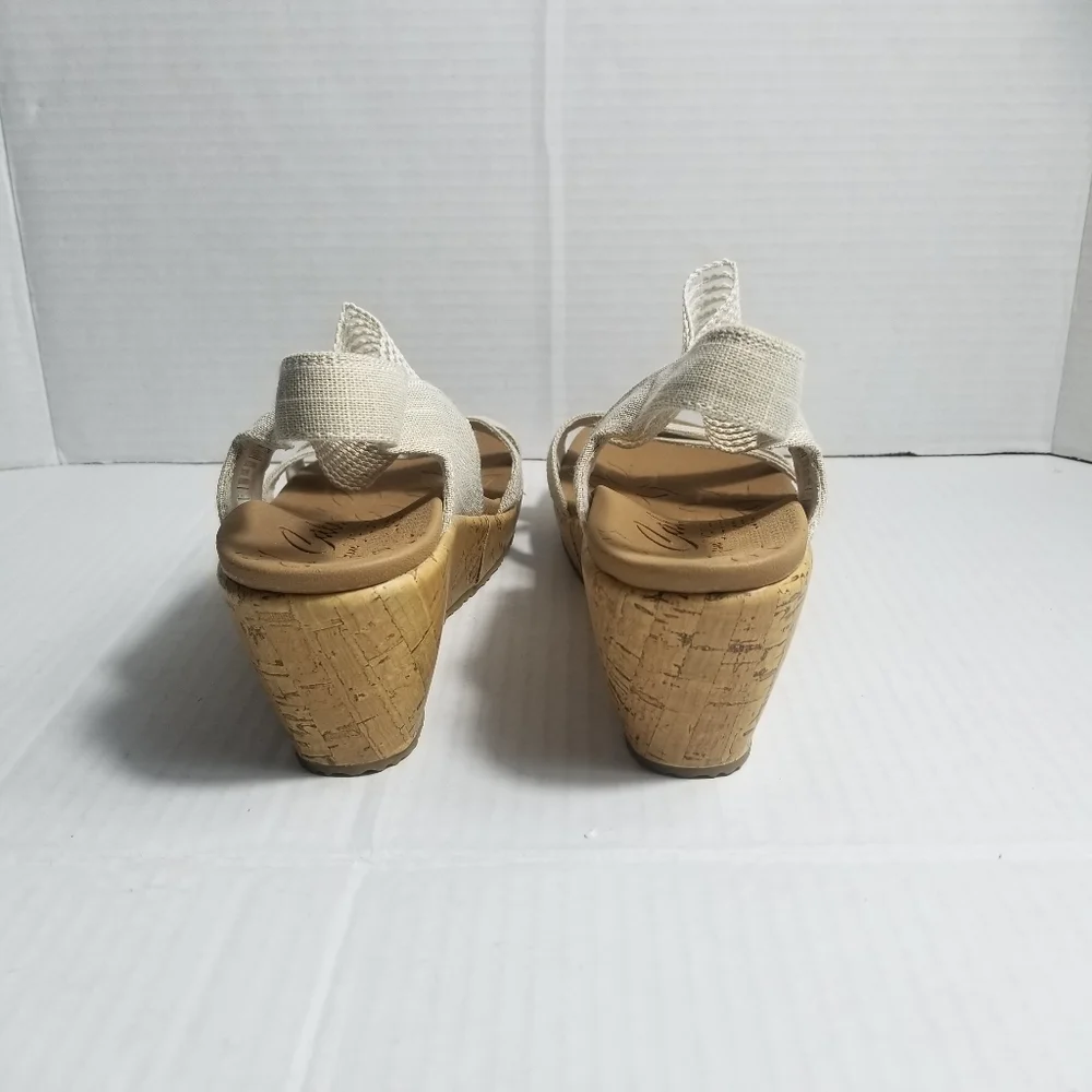 CALI FROM SKECHERS LUXE FOAM LIGHT TAN WEDGE SIZE 8.5